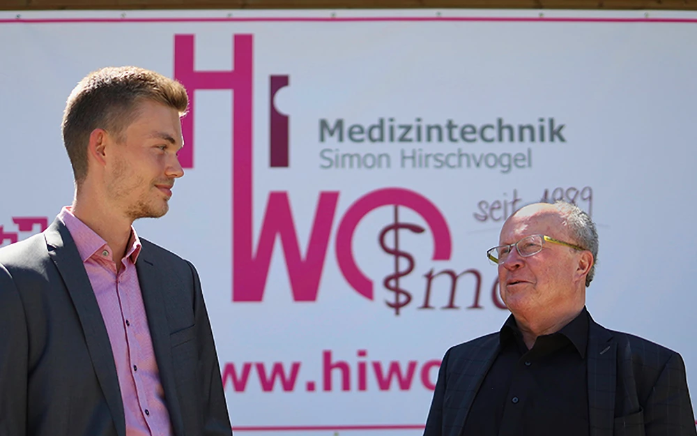Simon Hirschvogel und Firmengründer Wolfgang Hirschvogel im Gespräch vor einer HiWo-med-Bande.